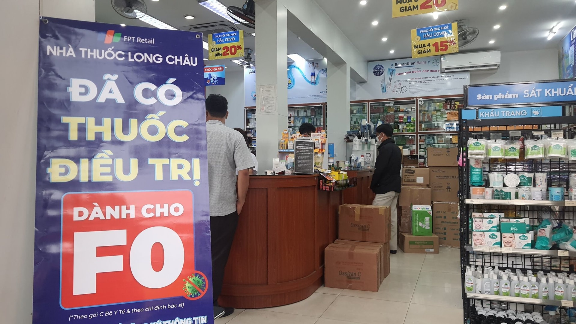 Thủ tướng yêu cầu cắt giảm thủ tục mua thuốc phòng, chống Covid-19