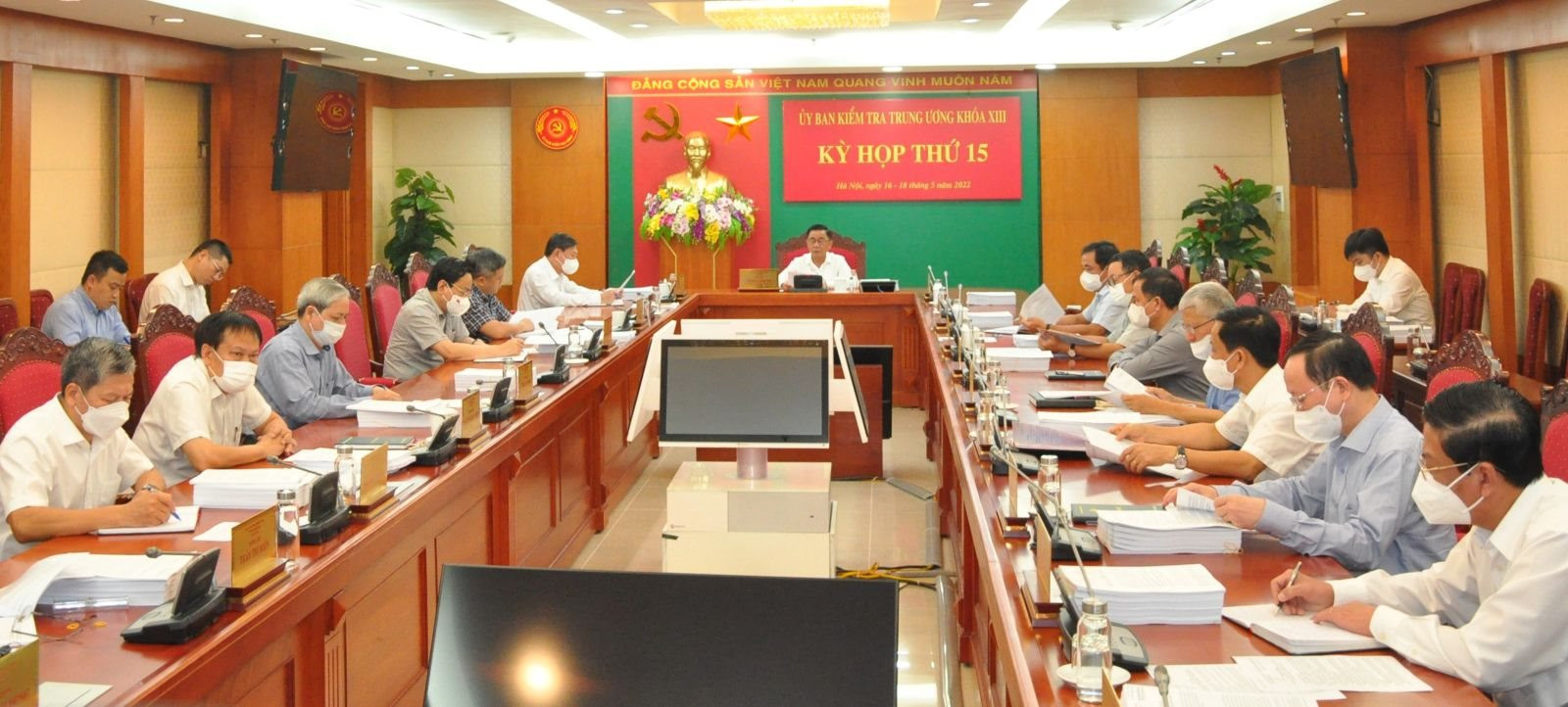 Ủy ban Kiểm tra Trung ương xem xét thi hành kỷ luật một loạt cán bộ, tổ chức Đảng