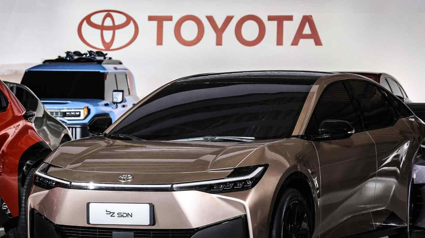 Doanh số bán xe của Toyota giảm liên tục trong 8 tháng