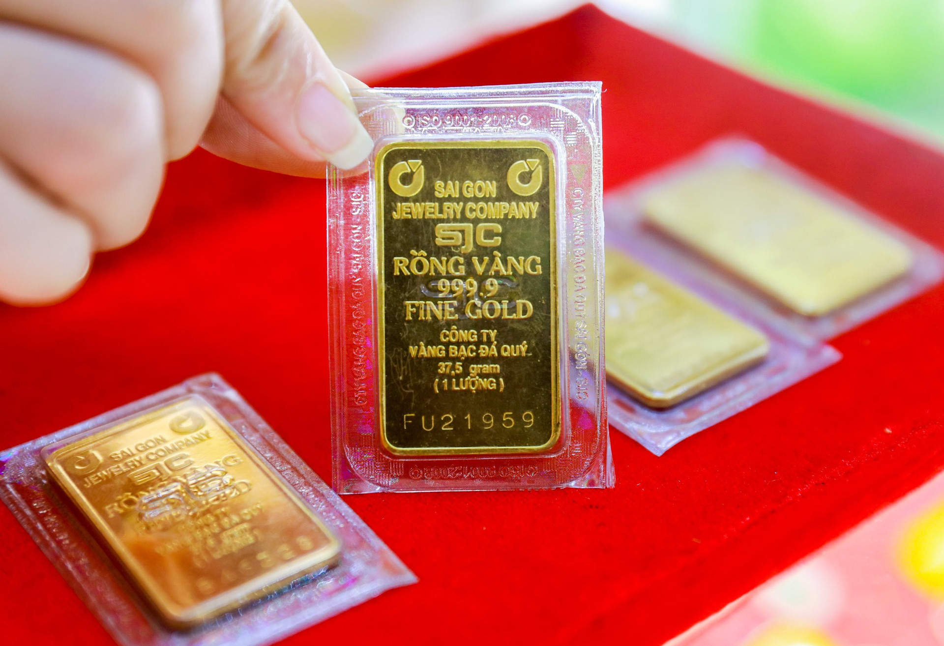 Thị trường vàng thế giới sụt giảm giá tháng thứ 2 liên tiếp