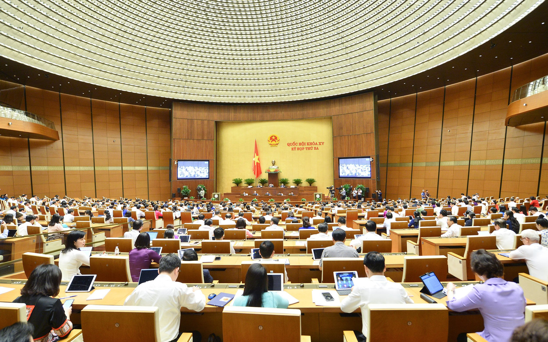 Quốc hội thảo luận về kết quả thực hiện Kế hoạch phát triển kinh tế - xã hội năm 2021