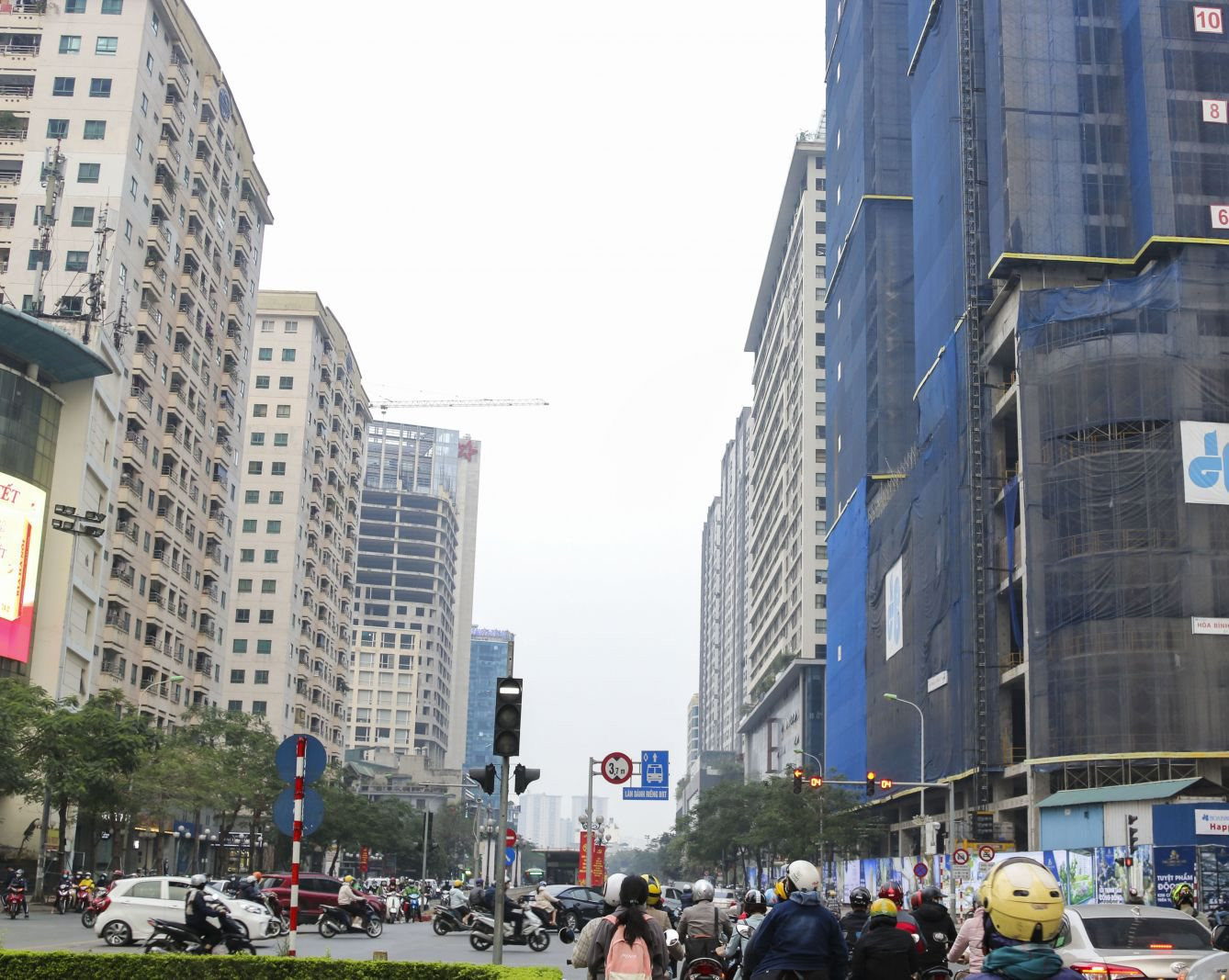 2km "cõng" 33 dự án chung cư với 100 nghìn dân, tuyến đường Lê Văn Lương - Tố Hữu đang quá tải
