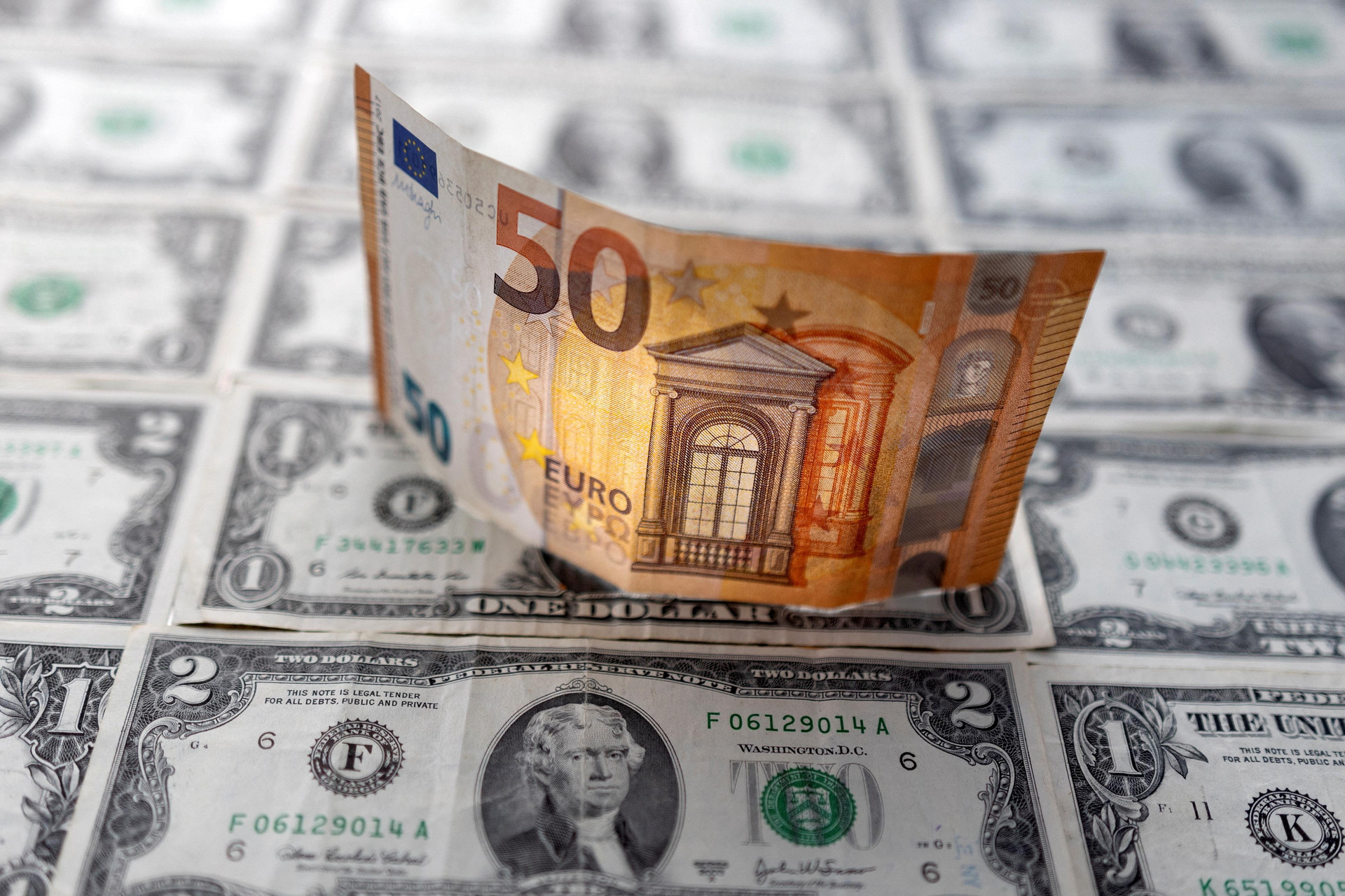 Lần đầu tiên trong 20 năm giá trị đồng euro thấp hơn so với đồng USD