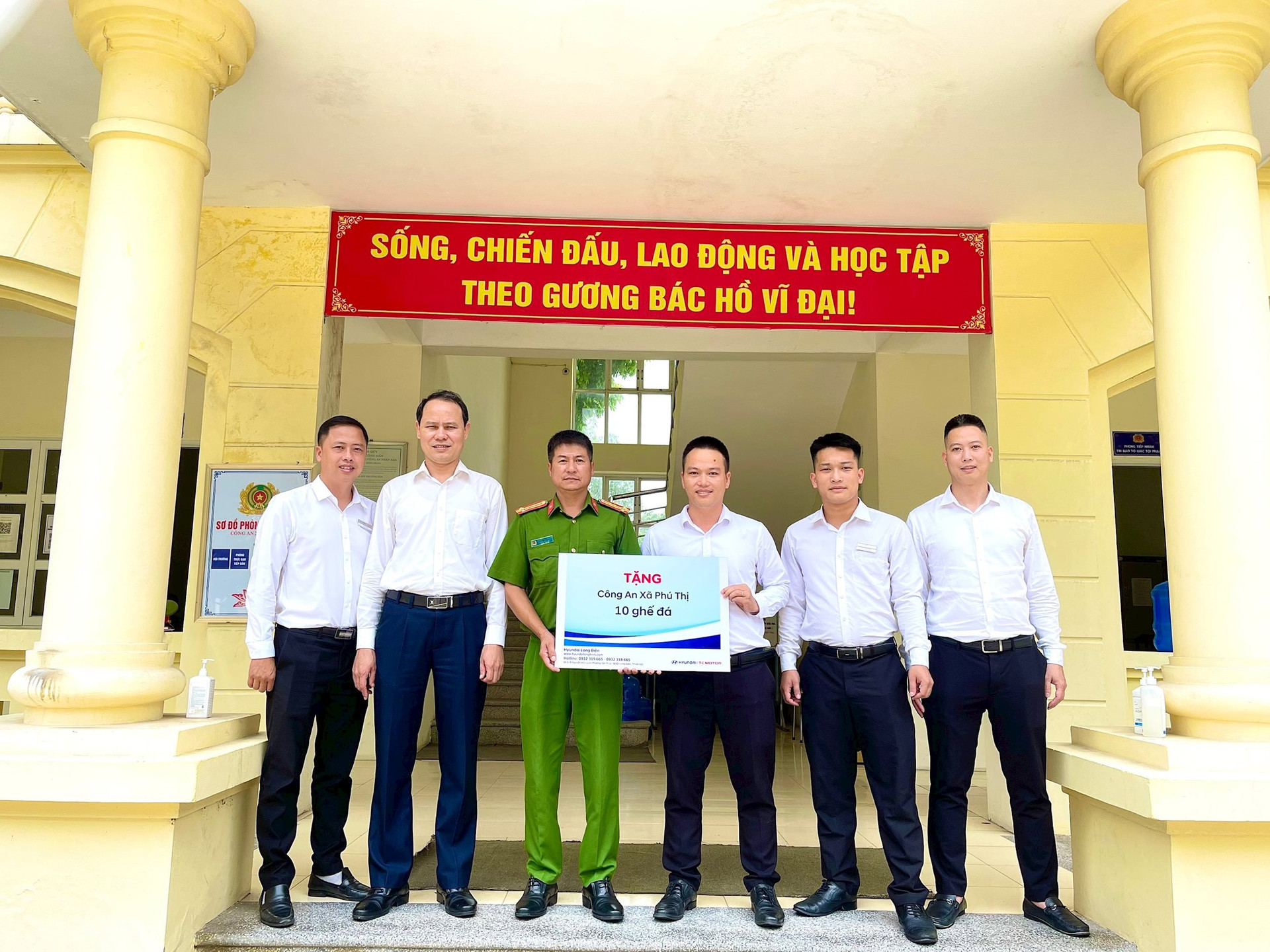  Hyundai Long Biên trao tặng ghế đá cho Công an xã Phú Thị