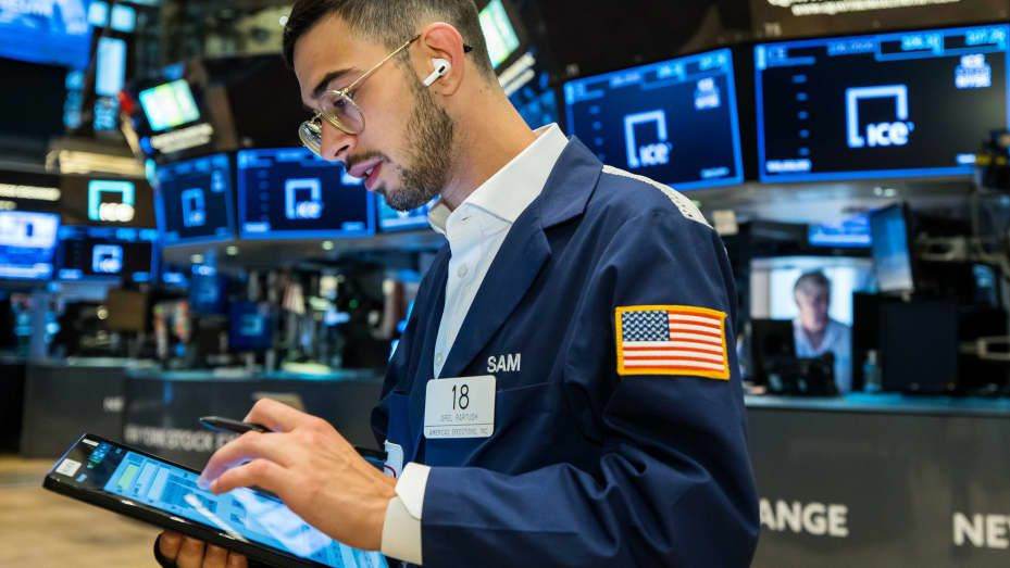 Chứng khoán Mỹ hồi phục mạnh mẽ sau phiên bán tháo, Dow Jones tăng hơn 500 điểm 