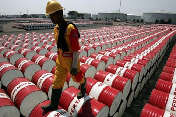 Lượng dự trữ sụt giảm hỗ trợ giá dầu lấy lại mốc 80 USD/thùng