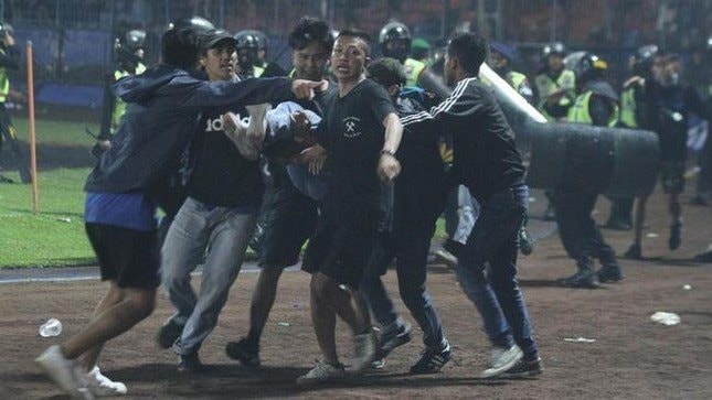 kericuhan-usai-pertandingan-arema-melawan-persebaya-1-169-2647.jpeg