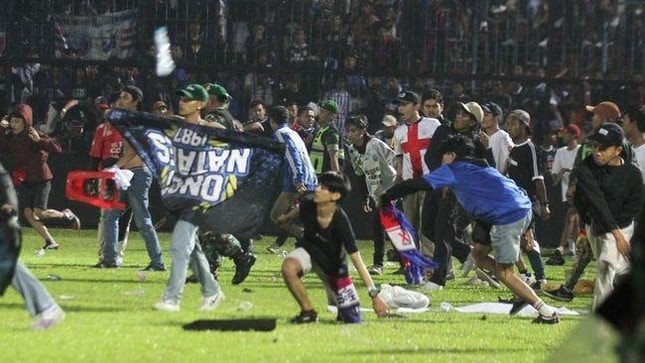 kericuhan-usai-pertandingan-arema-melawan-persebaya-2-169-6042.jpeg