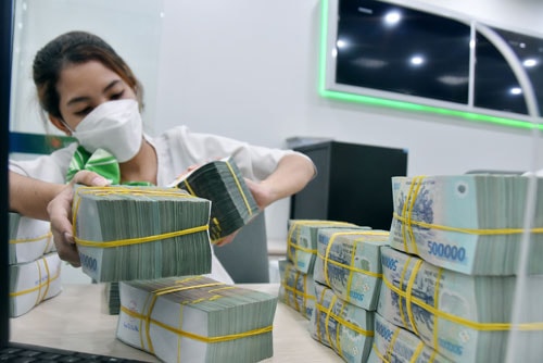 Gửi tiền nhận lãi đến 8,2%, lãi vay hiện ra sao?