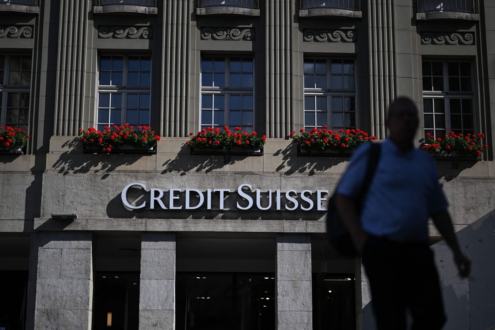 Giới đầu tư hoảng sợ vì lời đồn Credit Suisse phá sản, các chuyên gia nói gì? 