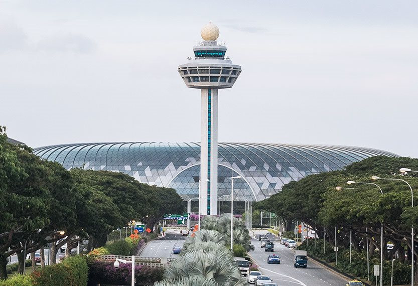 Trong 8 tháng năm 2022, sân bay Singapore đón 16,5 triệu khách, Tân Sơn Nhất đón 22 triệu
