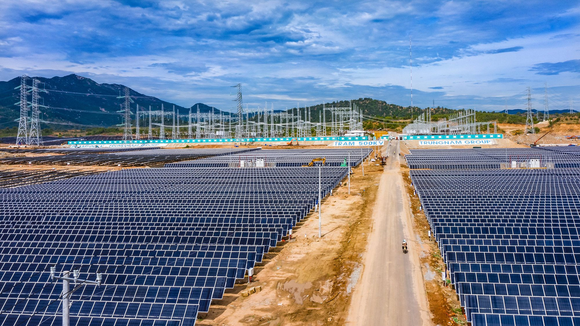 Xử lý dứt điểm các vướng mắc tại Nhà máy điện mặt trời Trung Nam Thuận Nam