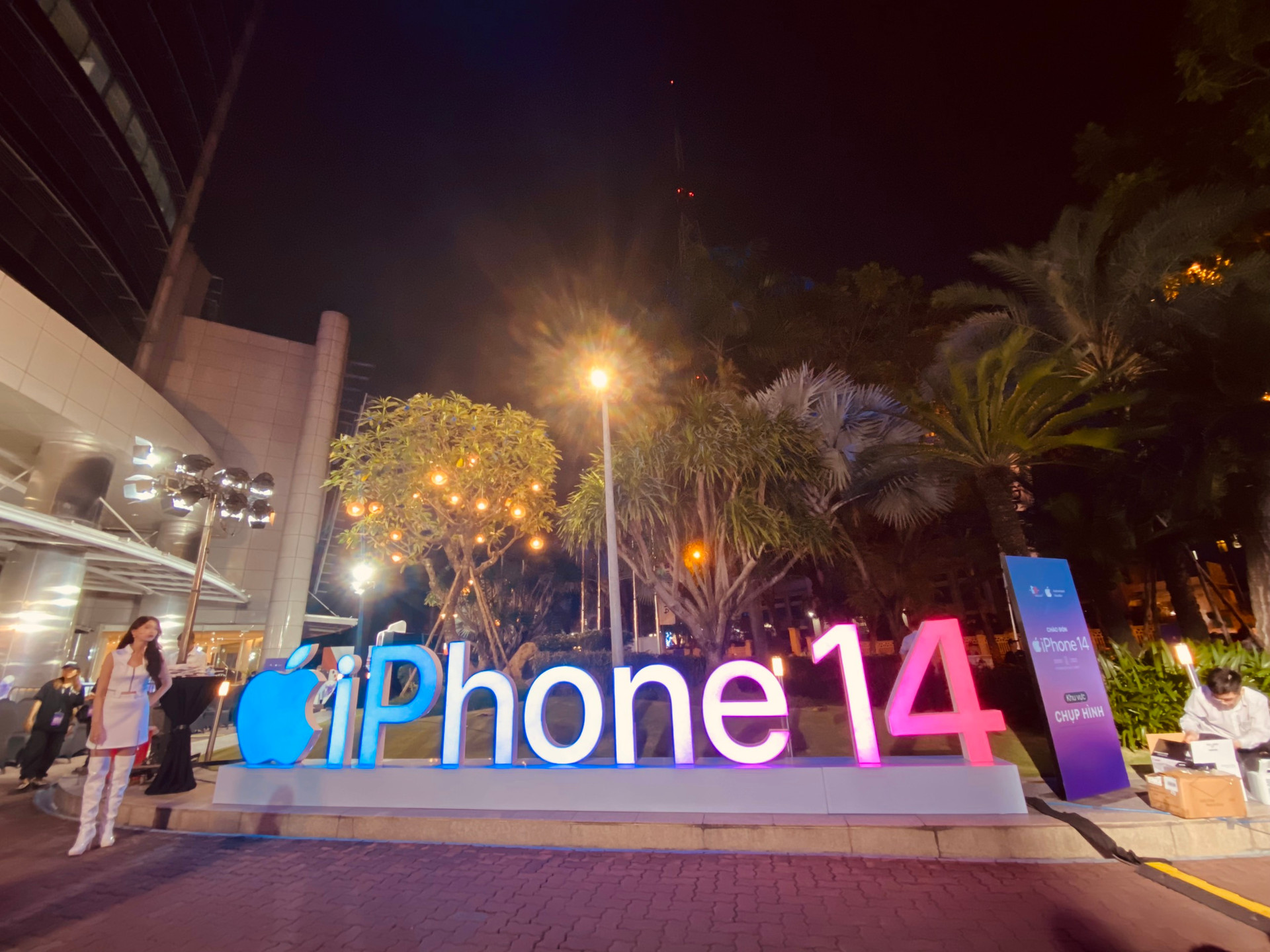 iPhone 14 phá kỷ lục trong đêm đầu tiên bàn giao, cổ phiếu ICT gồm MWG, FRT, PET... đồng loạt kịch trần  