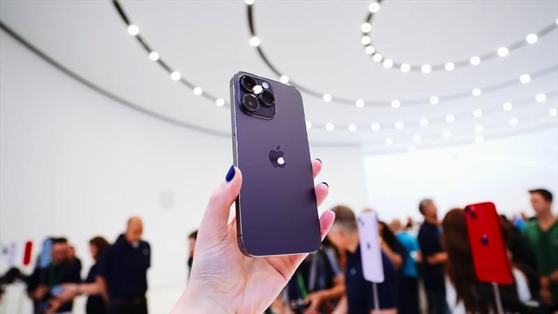 “Cháy hàng” trong ngày chính thức mở bán iPhone 14 tại Việt Nam, cổ phiếu Bán lẻ thiết bị công nghệ có gì đáng chờ đợi?