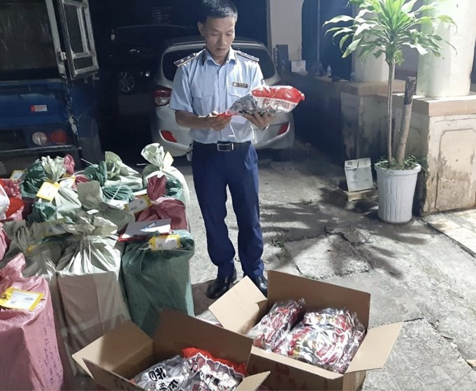 Quản lý thị trường Lạng Sơn bắt giữ lô hàng thực phẩm nhập khẩu bất hợp pháp