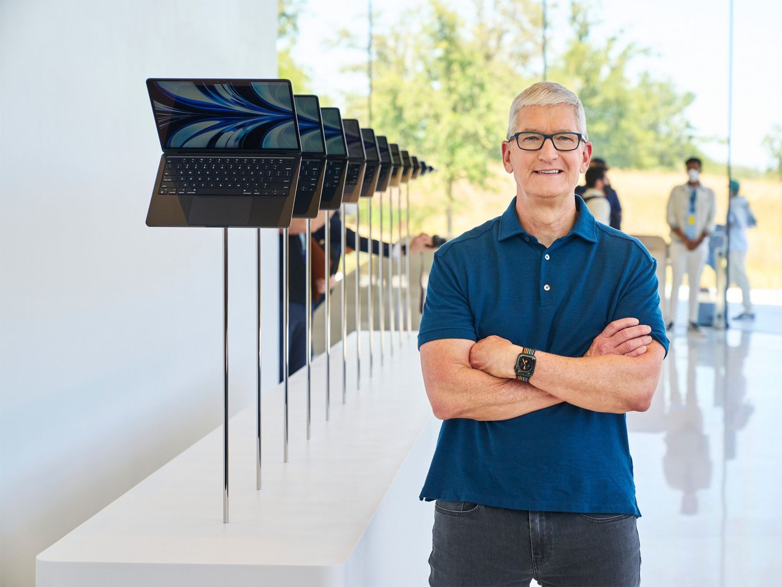 tim-cook-m2-macbook-air.jpg