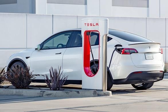 tesla-supercharger-1-16666123720971672986104.jpg