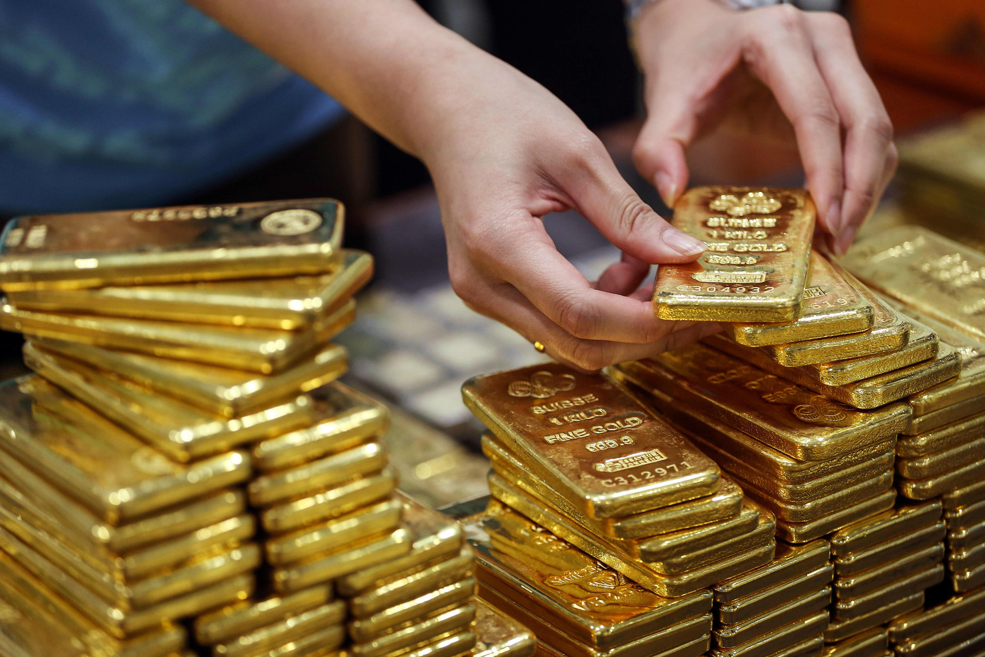 Thị trường vàng tuần qua: Giá vàng thế giới ‘chạm đáy’ 1 tháng, trong nước vẫn vững mốc 67 triệu đồng/lượng