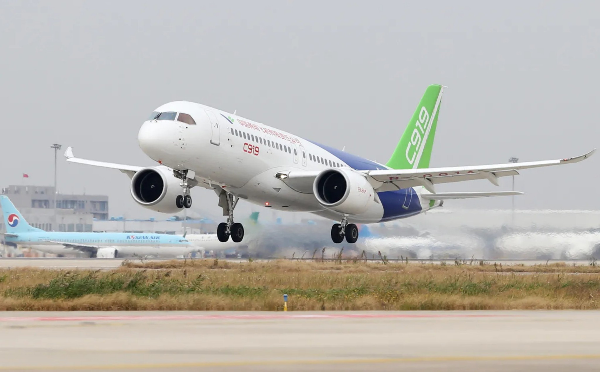 Máy bay 'Made in China' chính thức cất cánh: Nhận được hàng trăm đơn đặt hàng, giá rẻ hơn cả Airbus 