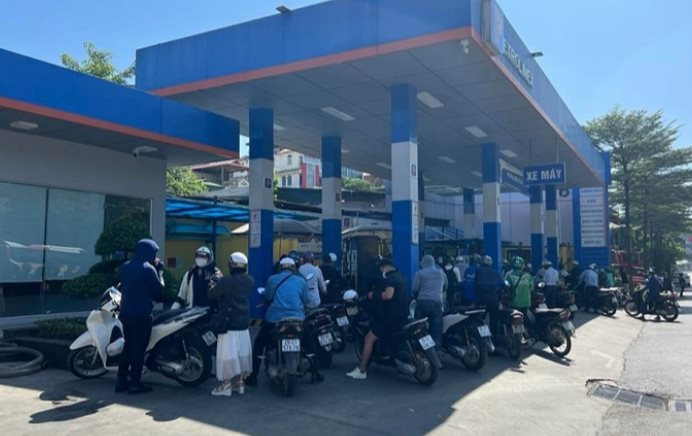 Người dân phải xếp hàng dài chờ đổ xăng, Petrolimex thông báo bán hàng 24/24 trên địa bàn Hà Nội 