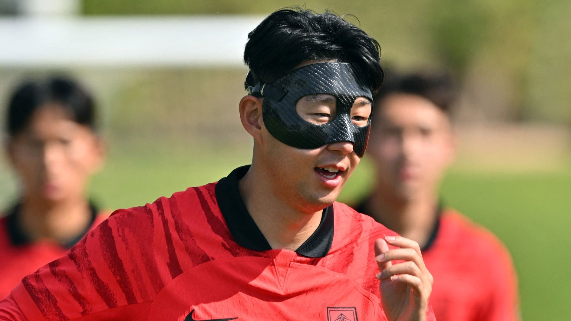 heung-min_son_south_korea_world_cup_2022_mask.jpg