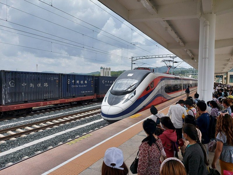 20220528_124019-train-arriving-muang-xai-l.jpg