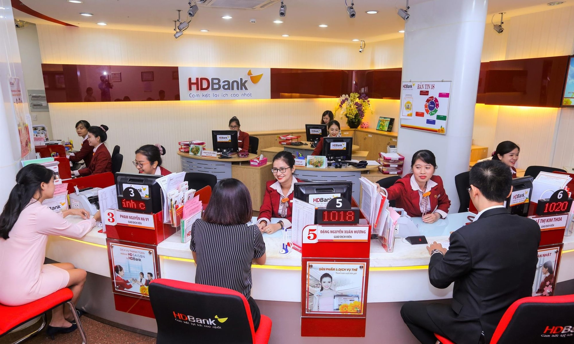 Lãnh đạo HDBank liên tục đăng ký mua vào cổ phiếu