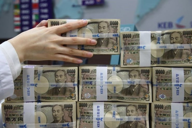 Yen Nhật có phiên tăng mạnh nhất 24 năm khi NHTW bất ngờ 