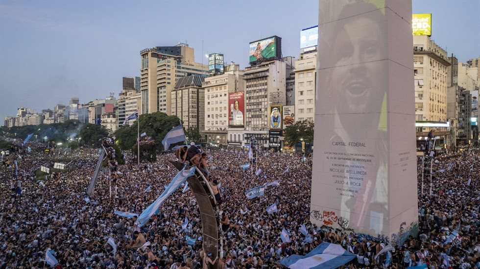 Chiến thắng của Messi và các đồng đội không thể xua tan nỗi nhọc nhằn đè nặng trên vai người dân Argentina