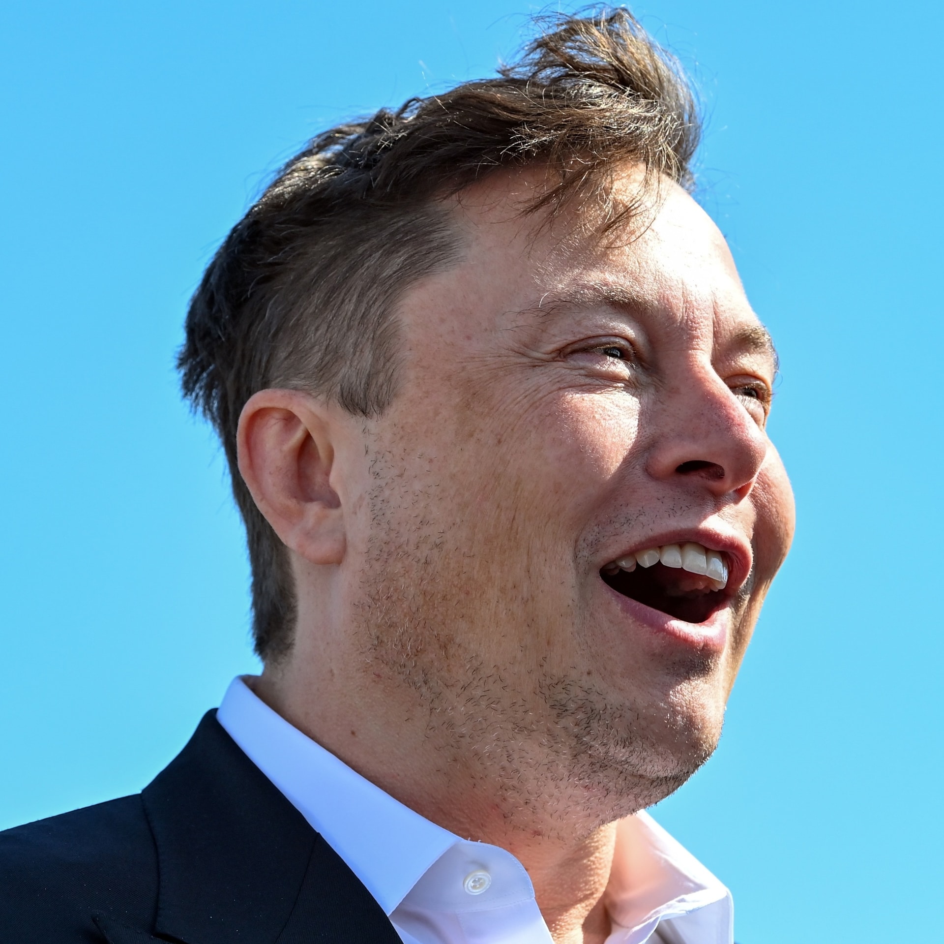 elon-musk-sorri-ao-visitar-uma-das-instalacoes-da-tesla-empresa-em-que-e-ceo-1650925614290_v2_1x1.jpg