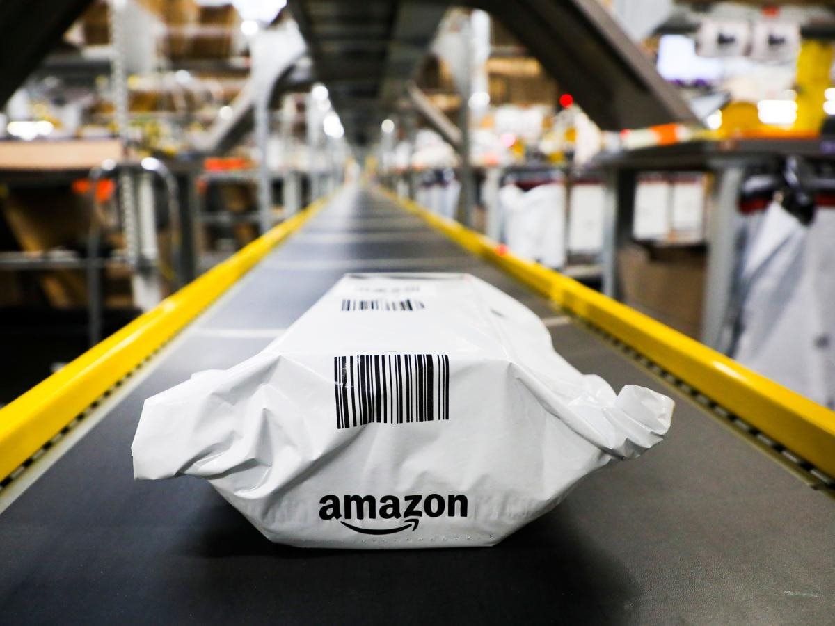 ‘Cú lừa’ của Amazon: Bao bì ‘có thể tái chế’ chôn mình ở bãi rác bất hợp pháp, bốc mùi khó ngửi khi đốt