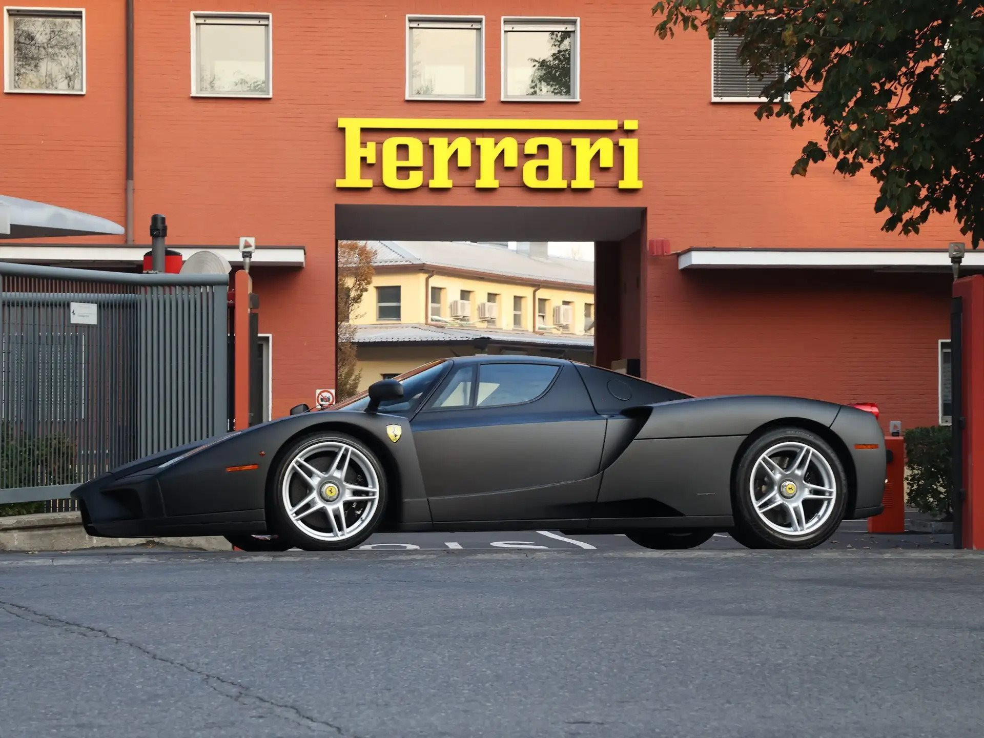 Xe Ferrari 5 triệu USD có một không hai, được thiết kế dành riêng cho thành viên hoàng gia: Chỉ ai may mắn mới nhìn thấy xe lăn bánh