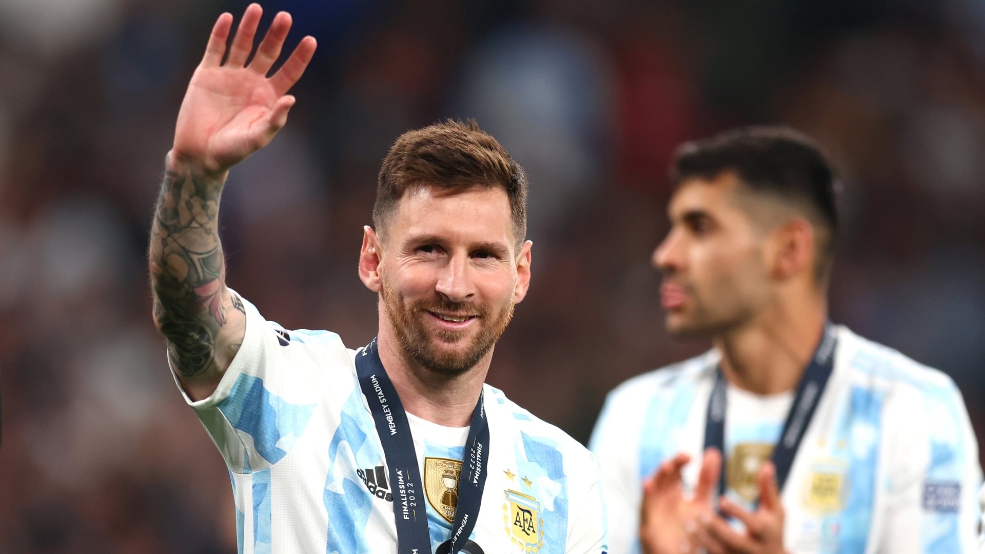 Được fan tặng đôi dép quá ưng, Messi nhắn tin xin thêm mấy đôi cho cả nhà, biết giá một đôi mà sốc