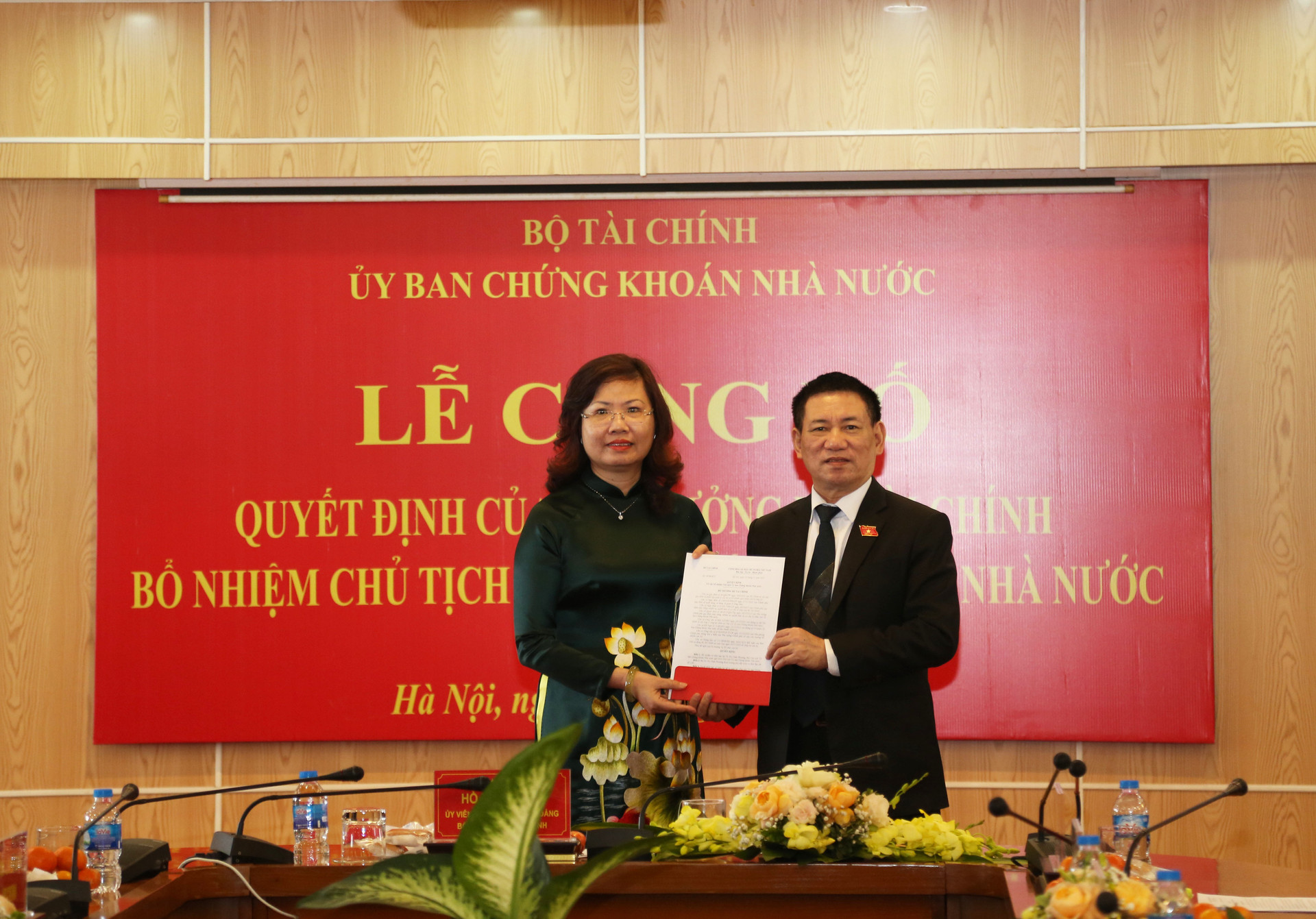 Bà Vũ Thị Chân Phương nhận quyết định bổ nhiệm Chủ tịch Ủy ban Chứng khoán Nhà nước