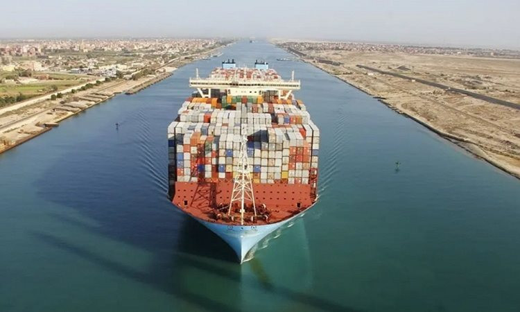 Nóng: Một con tàu lại bị mắc kẹt khiến kênh đào Suez bị tắc