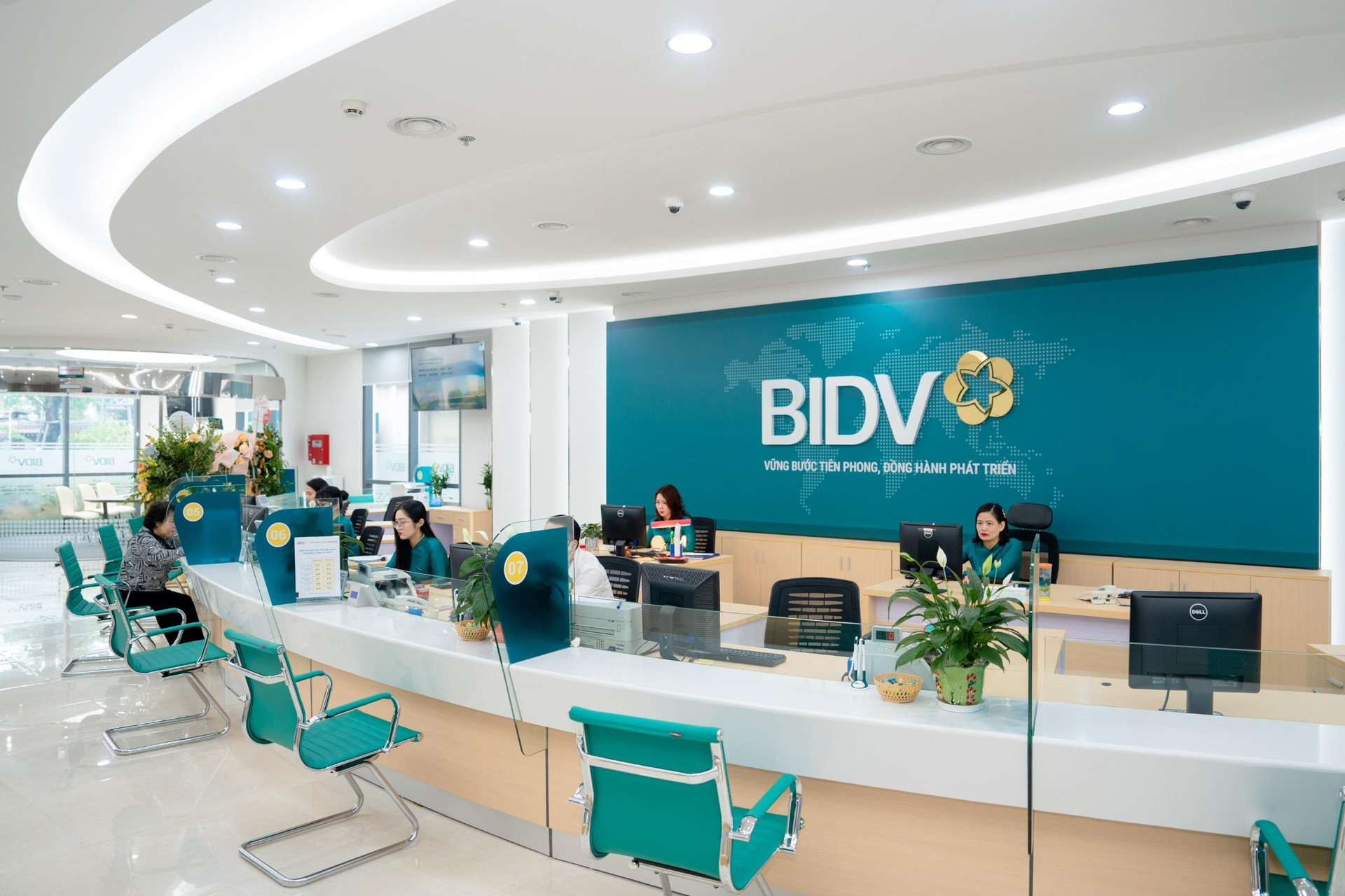 BIDV trở thành á quân vốn hóa thị trường chứng khoán Việt Nam, "vượt mặt" bộ đôi Vingroup