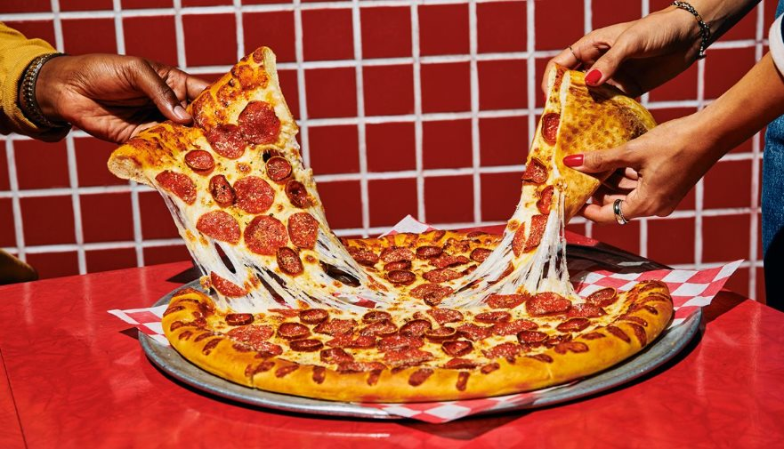 Hãng pizza đình đám tung phiên bản pizza "siêu to khổng lồ" khiến người dùng thích thú, chỉ mở bán duy nhất tại một quốc gia này
