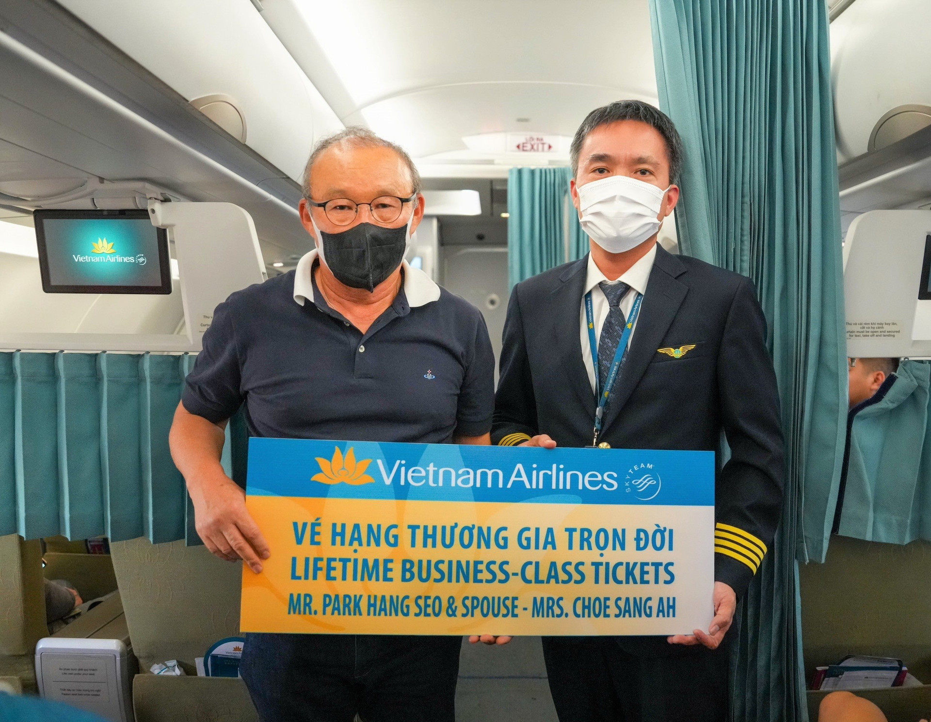 Vietnam Airlines tặng vợ chồng HLV Park Hang Seo vé bay Thương gia giữa Hàn Quốc - Việt Nam trọn đời, không giới hạn số lần