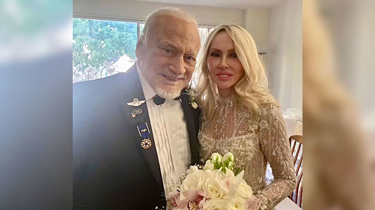 Sở hữu tài sản 12 triệu USD, phi hành gia Buzz Aldrin, người thứ 2 đặt chân lên mặt trăng, vừa kết hôn ở tuổi 93