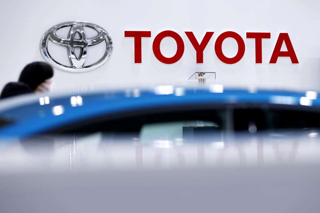 Dù chậm chân trong cuộc đua xe điện, Toyota vẫn bảo vệ ngôi vị nhà sản xuất ô tô bán chạy nhất thế giới năm thứ 3 liên tiếp