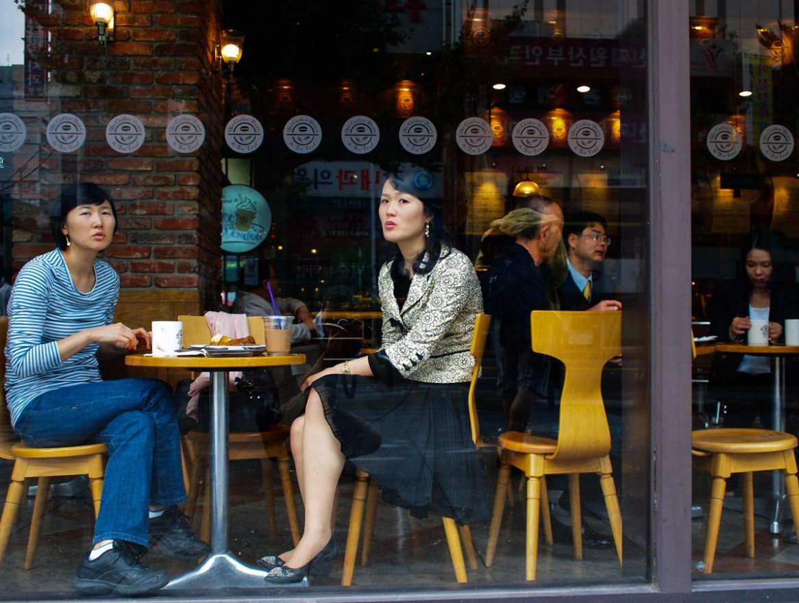 Sự khốc liệt khi kinh doanh quán cà phê: Các cửa hàng tại Hàn Quốc đua nhau dìm giá đến mức đóng cửa, cứ 1 quán mới mở thì 2 quán cũ sập tiệm