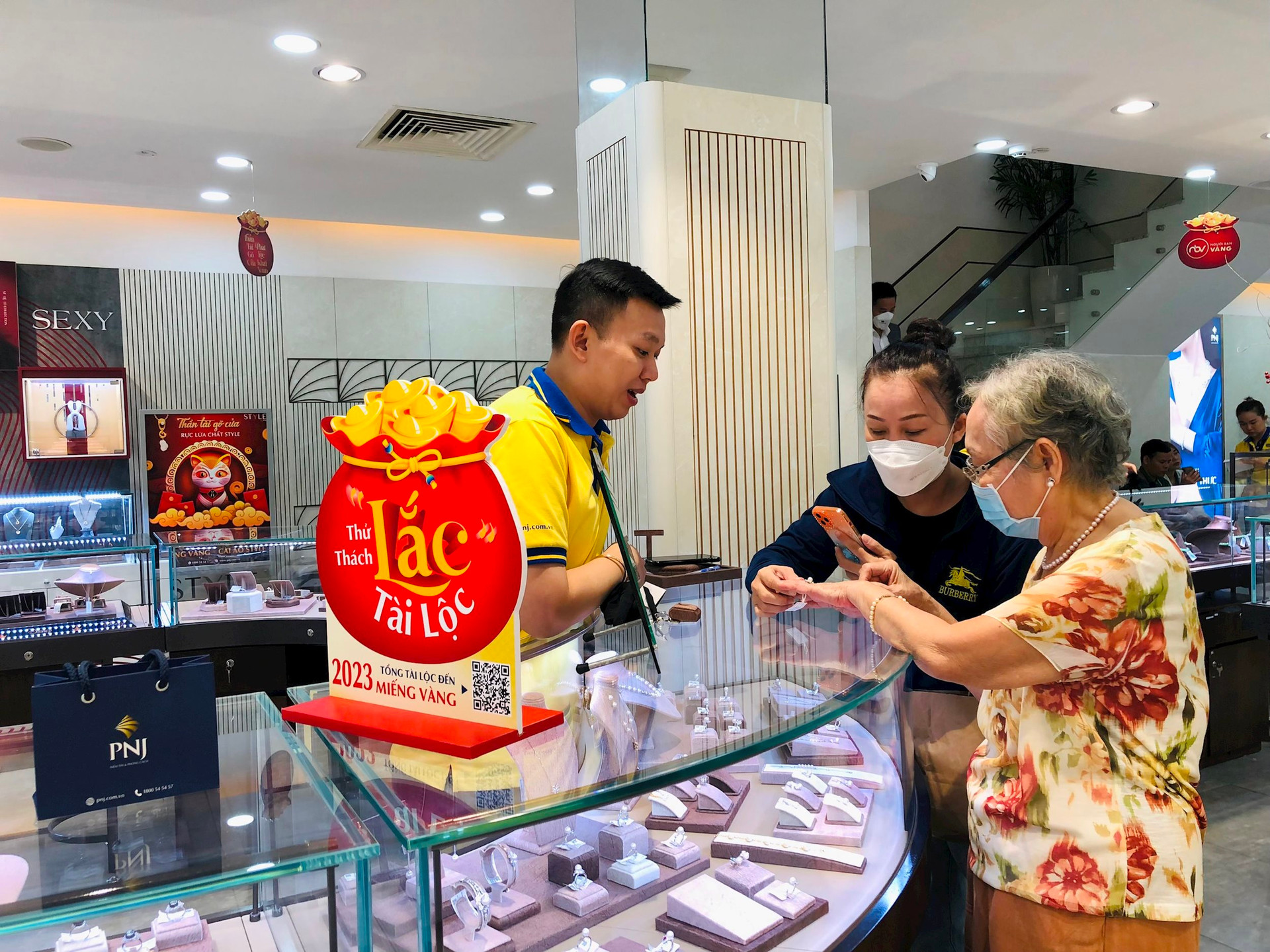 Kỷ lục mua vàng của người Việt năm 2022: Tiêu thụ 18 tấn trang sức vàng, cao nhất 14 năm, tăng trưởng mạnh nhất Đông Nam Á