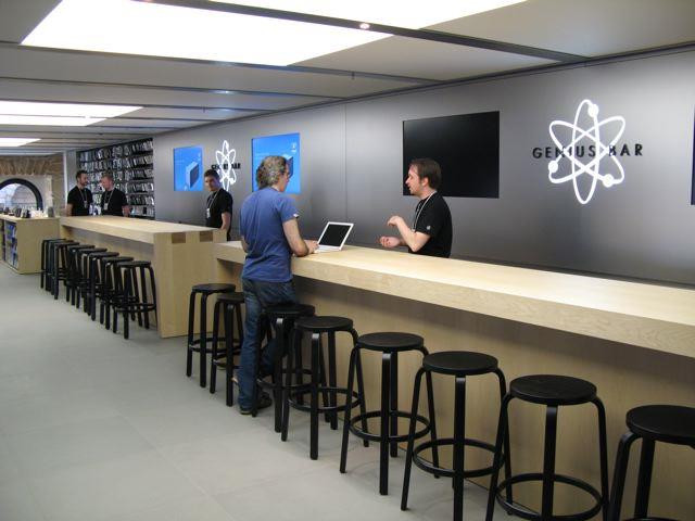 Cách Steve Jobs tạo nên “linh hồn” cho Apple Store: Sao chép khách sạn 5 sao, quầy Genius Bar là nơi quan trọng nhất, 10 người ghé 9 người quay lại