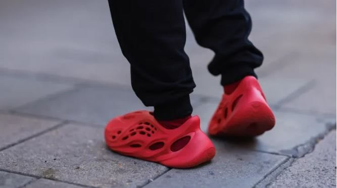 Cơn bĩ cực của Adidas: Ngồi trên đống giày tồn kho có thể khiến 700 triệu euro 'bay màu', cổ phiếu dò mãi chưa thấy đáy