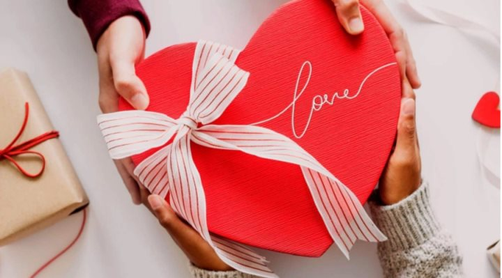 Chợ online tất bật ngày Valentine: Chỉ cần lướt Shopee hay Facebook là mua được quà tặng người yêu, vừa tiện lợi vừa có... mã giảm giá