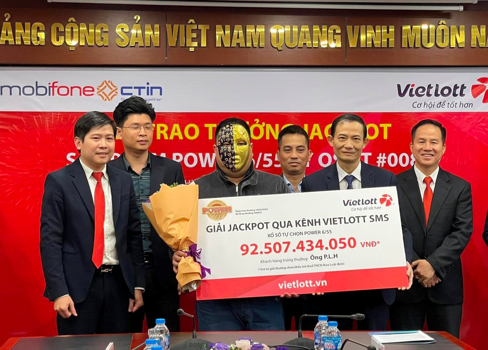 Mỗi tuần mua 2, 3 lần Vietlott trong suốt 2 năm để tìm vận may, người đàn ông trúng 92,5 tỷ đồng khẳng định: "Nếu đầu tư thì mua đất chứ không dám mua chứng khoán"