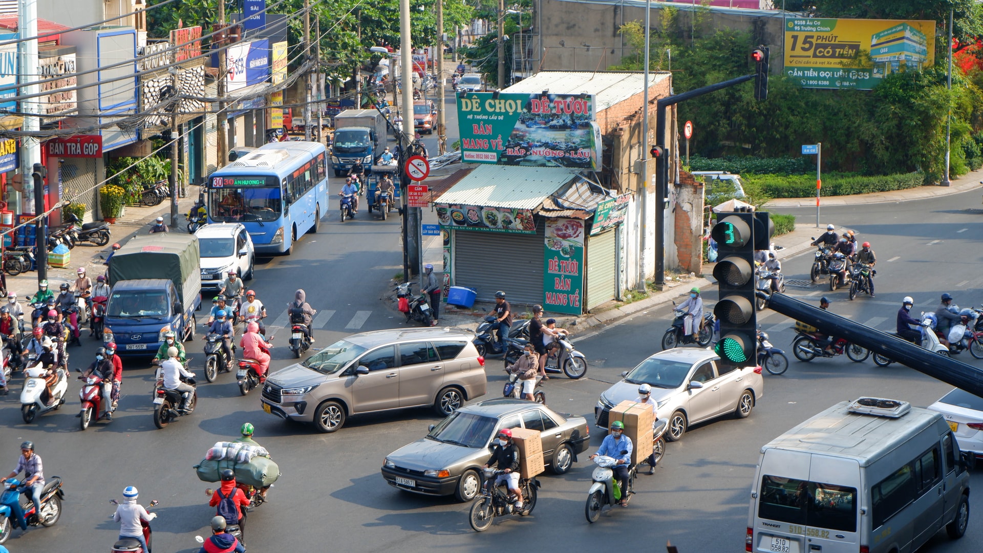Căn nhà cấp 4 có 4 mặt tiền nằm giữa giao lộ ở TP.HCM
