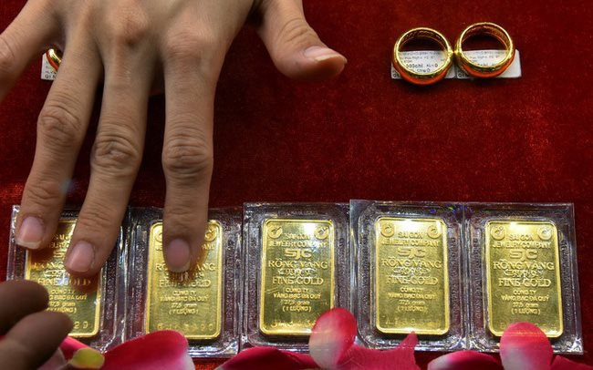 Thị trường vàng tuần qua: Giá vàng thế giới hồi phục từ đáy, trong nước tiếp tục đi xuống
