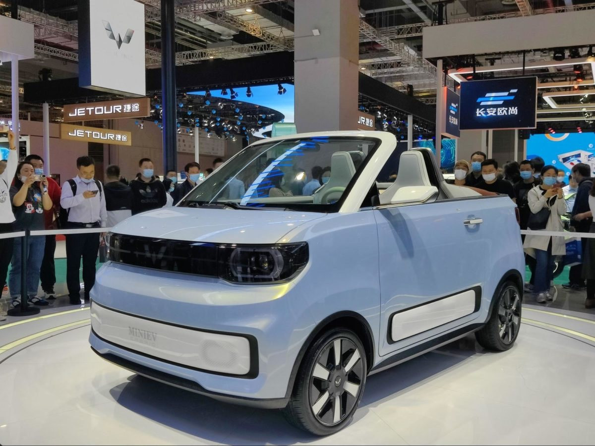 a-convertible-concept-version-of-the-wuling-hongguang-the-mini-ev-cabrio-at-the-2021-shanghai-auto-show.-1200x900.jpg