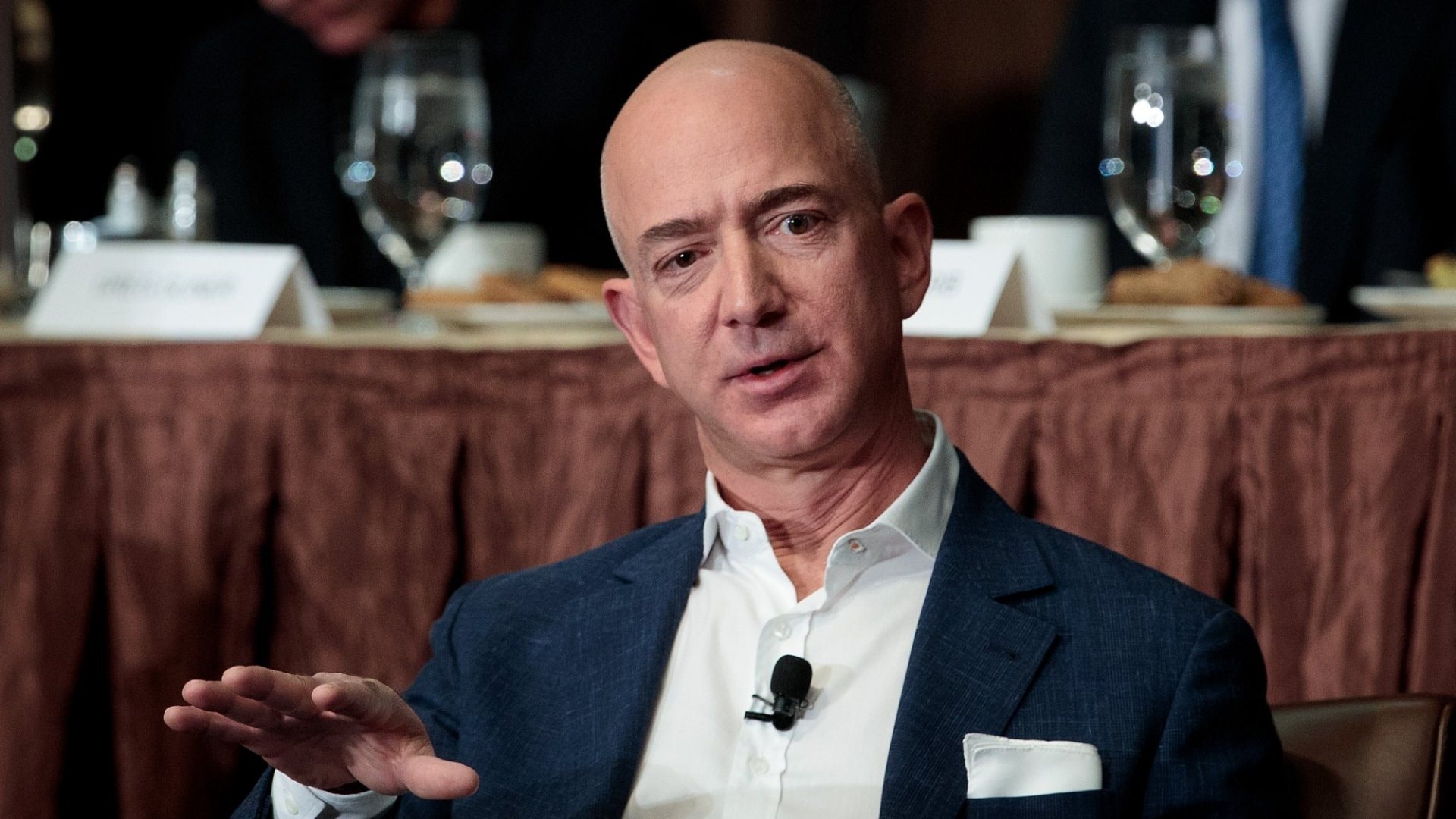 Phong cách họp đáng học hỏi của Jeff Bezos: Báo cáo nhiều chẳng tác dụng gì, nếu là sếp thì nên 'im' cho tới cuối buổi